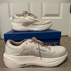Brooks Ghost Max 3, worn once indoors less than 2 miles